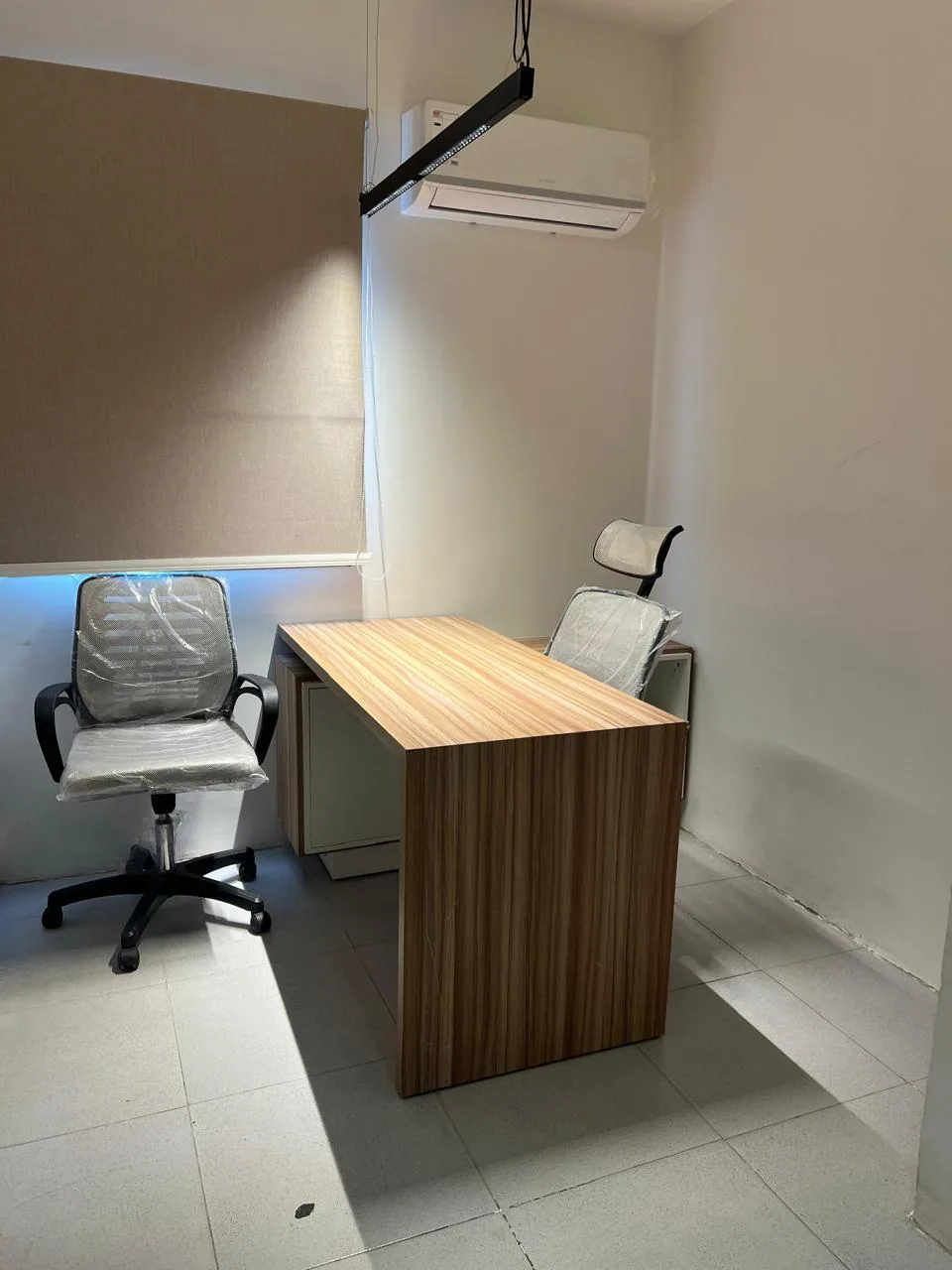 Compact office C-2 with a desk and chairs