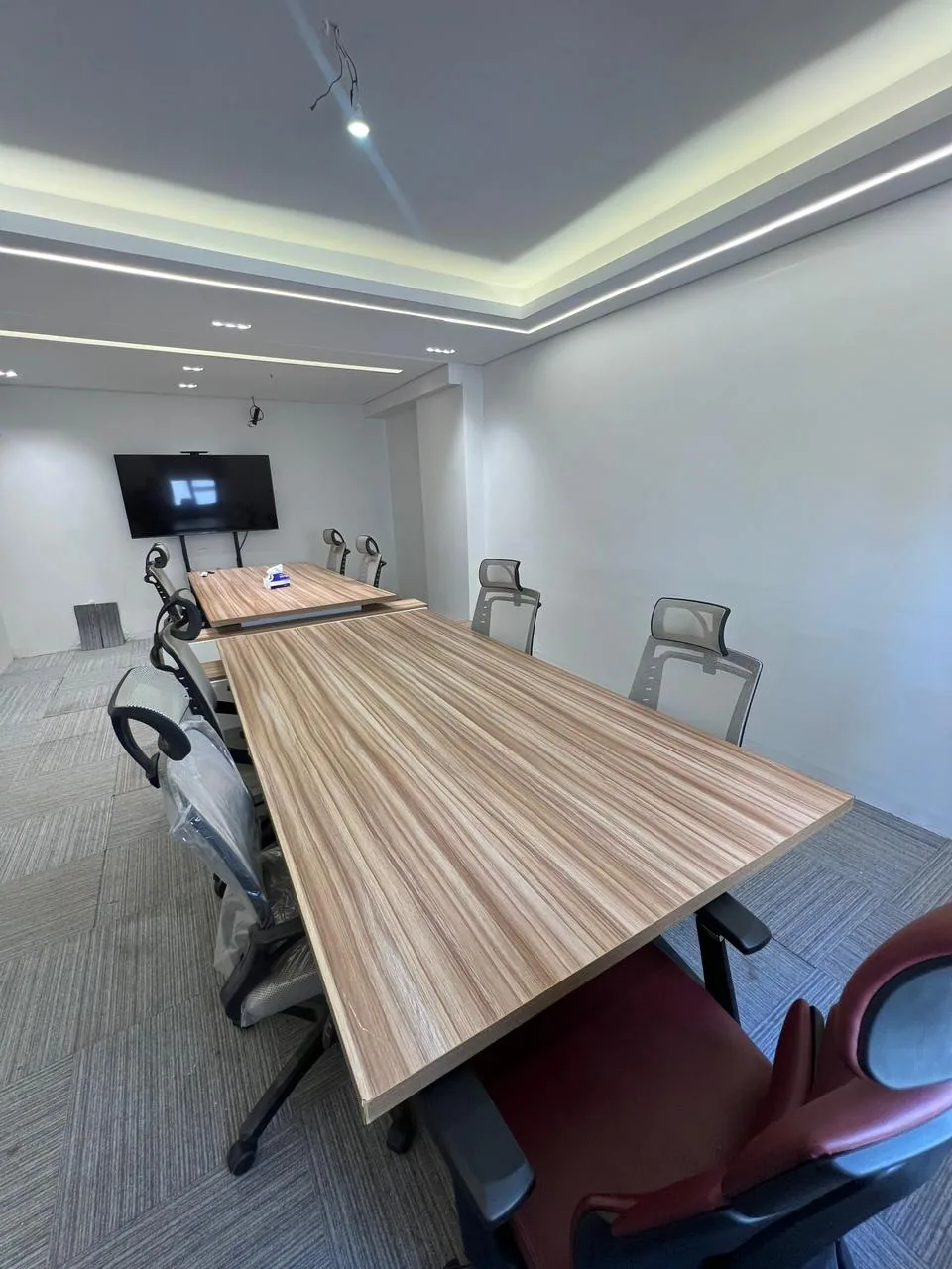 Large meeting room C-7 with a long table and chairs